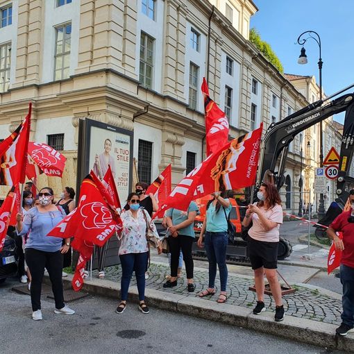 Arriva la Lazio: davanti al Golden Palace tornano a manifestare i lavoratori &quot;in bilico&quot;