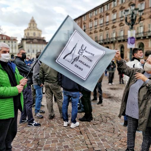 Protesta degli ambulanti sotto la prefettura: &quot;Senza lavoro moriamo lo stesso&quot; (VIDEO)