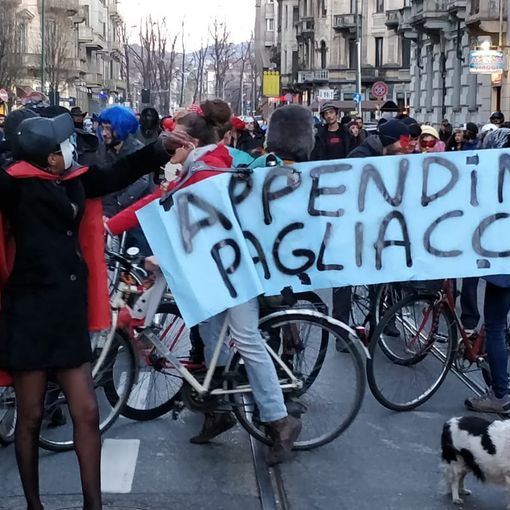 Anarchici a Torino in piazza contro Appendino: &quot;Sei una pagliaccia&quot; (FOTO e VIDEO)