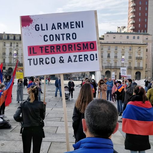 Armeni in piazza Castello a Torino: &quot;Stop alle violenze in Artsakh&quot; [FOTO]
