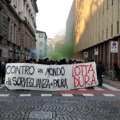 Corteo anarchico verso Porta Palazzo: &quot;Governo giallo-verde assassino&quot;. Imbrattati alcuni muri e una filiale di Intesa Sanpaolo (FOTO e VIDEO)