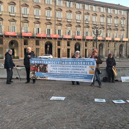 A Torino disabili in piazza: &quot;Vogliamo l'aumento delle pensioni di invalidità&quot; (FOTO e VIDEO)