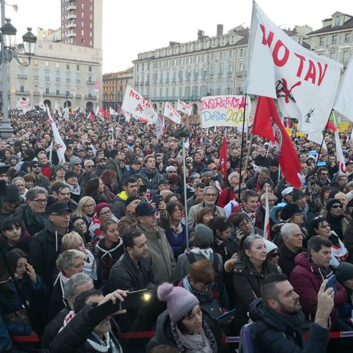 Numeri discordanti sui manifestanti No Tav: per la questura 20mila, ma la piazza è piena
