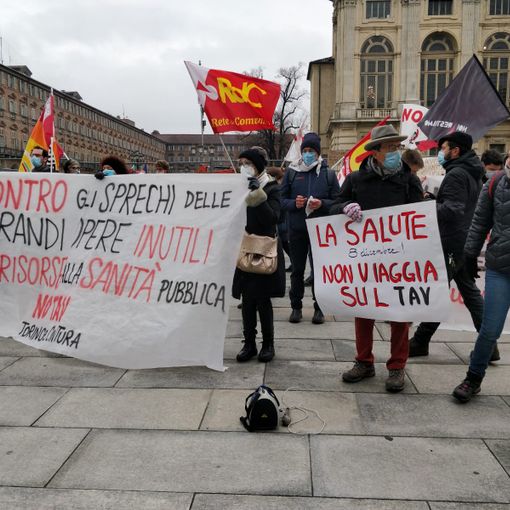 Protesta dei No Tav in piazza Castello: &quot;Investire denaro in sanità pubblica&quot;