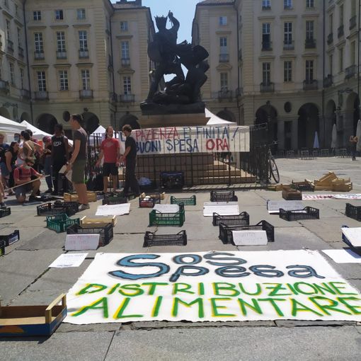 Le reti solidali di quartiere presentano il “conto” della crisi al Comune: &quot;La pazienza è finita&quot; [FOTO e VIDEO]