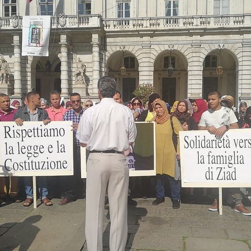 La comunità egiziana protesta davanti al Comune di Torino: &quot;Ziad non sia dato in adozione, ma torni alla sua famiglia&quot; (VIDEO)
