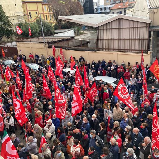 Manifestazione davanti alla sede della camera del lavoro di Torino