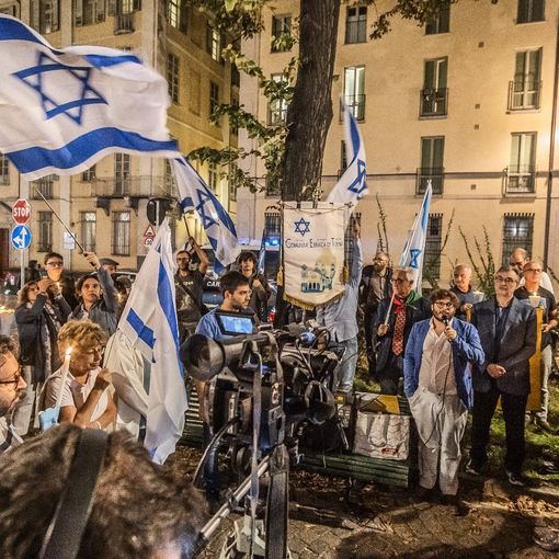 manifestazione con persone e bandiere di Israele