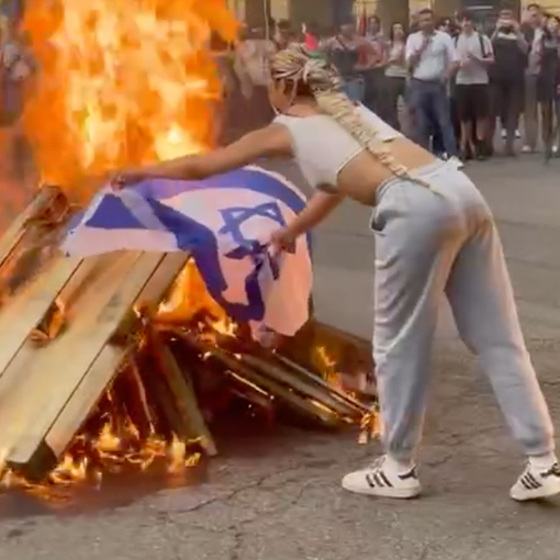 I Pro Palestina bloccano Porta Nuova: falò davanti alla stazione, bruciata la bandiera israeliana [FOTO]