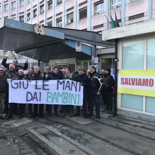 “Giù le mani dai bambini”: manifestazione contro il ridimensionamento del Regina Margherita (VIDEO)