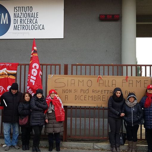 Addetti alle pulizie in protesta e in presidio da ieri davanti alla sede dell'INRM
