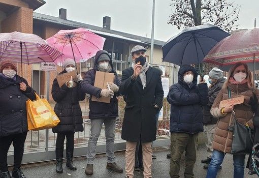 Venaria, il caso della rsa Piccola Reggia: sit in di figli e parenti davanti alla struttura (VIDEO)