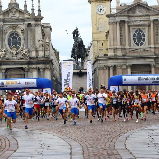 Gente che parte per la maratona