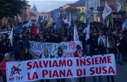 In migliaia alla marcia No Tav: &quot;Salviamo la piana di Susa&quot;