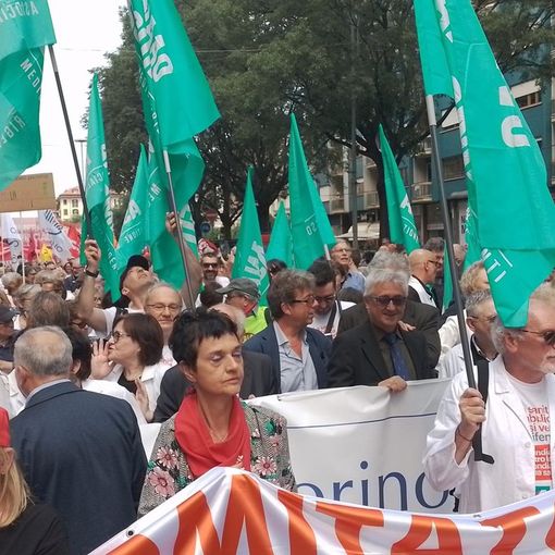 Marcia della Salute, manifestanti sotto la Regione: &quot;La Sanità pubblica non si vende&quot;