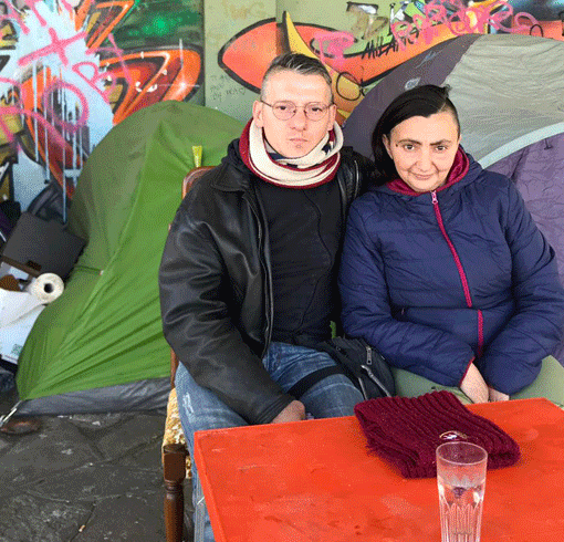 Vivono in tenda da 10 mesi, il dramma di Marco e Angela in piazza Montale: “Chiediamo solo una casa” [VIDEO]