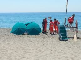 Tenta un tuffo in mare, cade: il dramma di un giovane di Moncalieri che rischia di avere gambe e braccia paralizzate