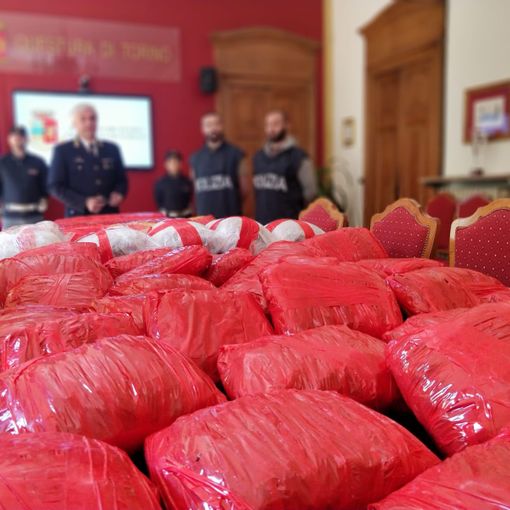Un quintale di marijuana nel bagagliaio dell'auto: polizia arresta due persone