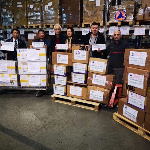 La comunità cinese di Torino tende la mano al Piemonte: partite le migliaia di mascherine donate