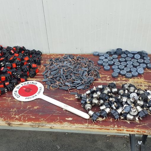 Ambulante multato e sequestrati 800 pezzi di materiale elettrico al &quot;Barattolo&quot;