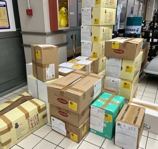 pacchi di prodotto acquistati per beneficenza