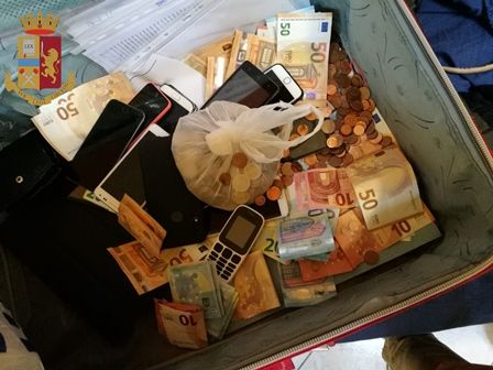 Individuata dalla Polizia una piccola centrale dello spaccio: tre le persone arrestate