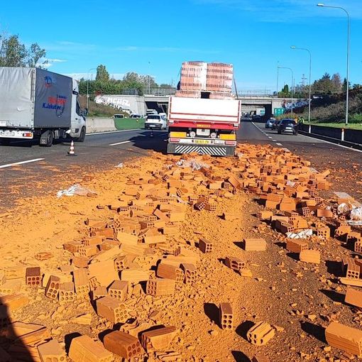 Camion perde un carico di mattoni in mezzo alla Tangenziale: travolti due veicoli