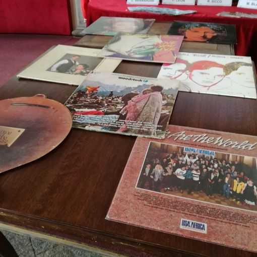 A Torino la Bela Rosin balla per un mese a ritmo di rock, tra arte e nostalgia (FOTO)
