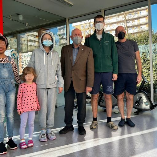 bimbi e persone insieme