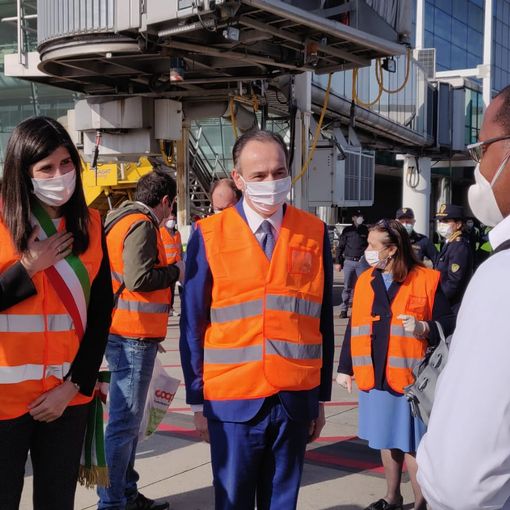 Coronavirus, atterrato a Torino aereo con 38 medici e infermieri cubani in aiuto degli ospedali piemontesi (FOTO)