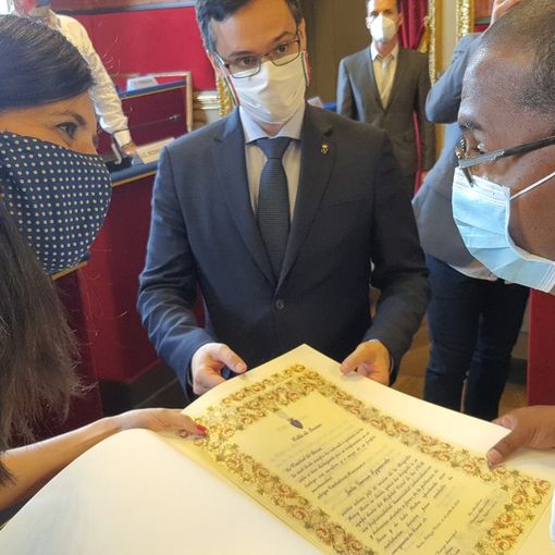 Torino, cittadinanza onoraria al medico cubano impegnato contro il Covid alle Ogr