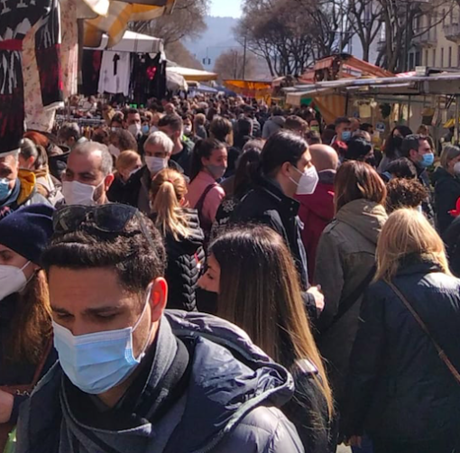 Folla ai mercati di Santa Rita e piazza Benefica - foto di lettori