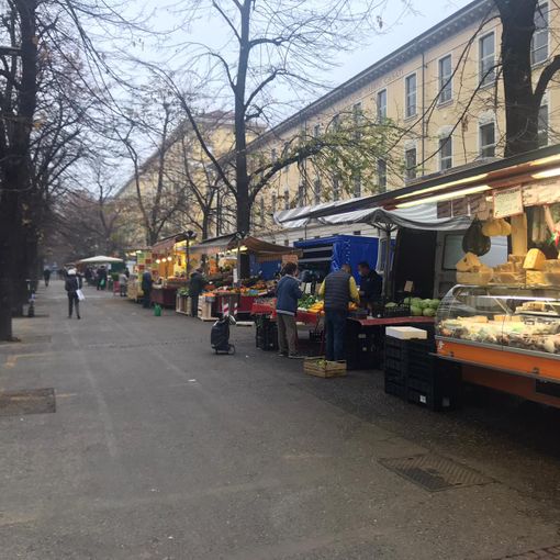 Il Covid si abbatte sui mercati: dimezzati i banchi, sopravvivono solo gli alimentari