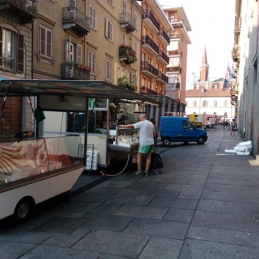 Guerriglia urbana in piazza Santa Giulia, il mattino dopo tra i banchi dei mercati domina la paura