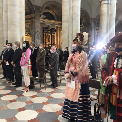 San Giovanni, nel Duomo una messa solenne per pochi. Gli anziani: &quot;Vogliamo entrare&quot;