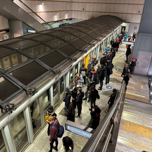 Stop di un'ora alla metropolitana di Torino per atti vandalici