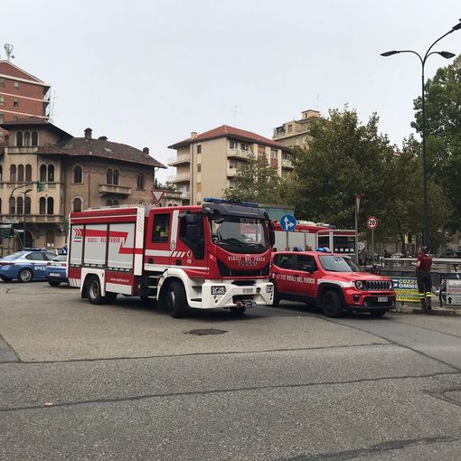 L'intervento dei vigili del Fuoco all'altezza della fermata &quot;Racconigi&quot;