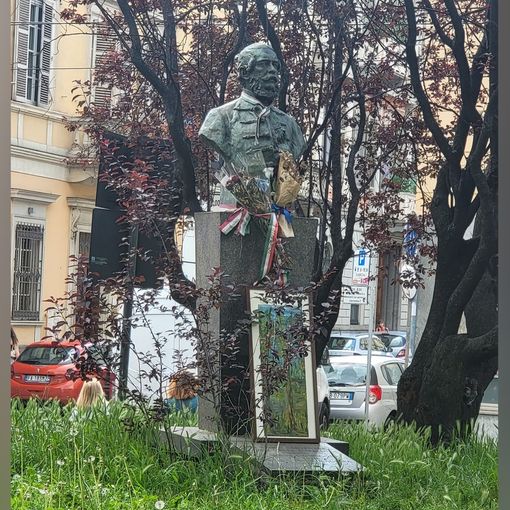 Un mezzo busto e una targa ricordano l'ultimo domicilio di Lajos Kossuth