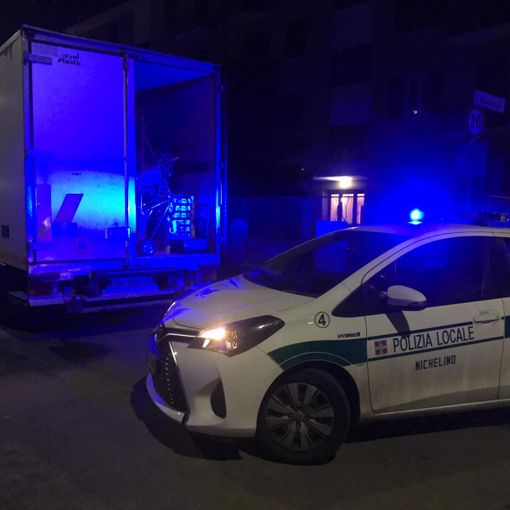 Nichelino, traffico in tilt per un eurocargo bloccato in mezzo alla strada