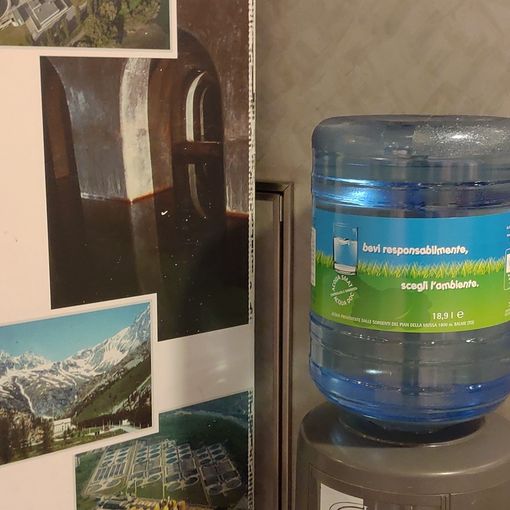 &quot;Un bicchier d'acqua? Fa più danni di una birra&quot;. E la colpa è delle microplastiche