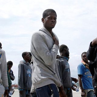 Forza Nuova, striscioni anti-migranti contro l'iniziativa che coinvolge il centro di accoglienza di Alpignano Forza Nuova, striscioni anti-migranti contro l'iniziativa che coinvolge il centro di accoglienza di Alpignano