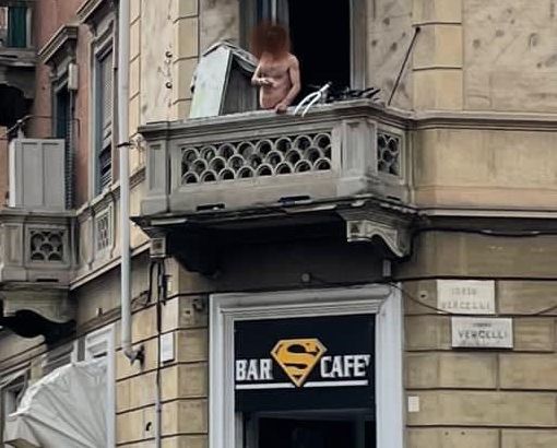 Uomo asserragliato in casa: minacciato con una pistola il titolare del bar della zona