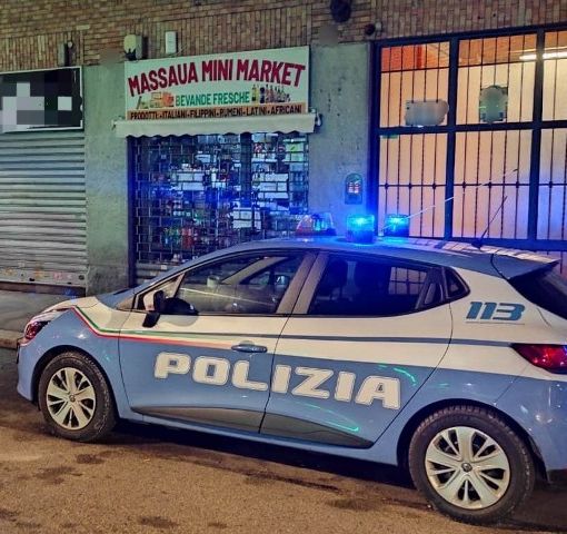 minimarket chiuso - immagine di archivio