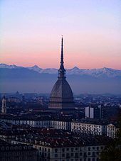 Facciamo luce sul tumore al pancreas”: a Torino illuminate di viola la Mole Antonelliana, i Ponti sul Po e la Cupola del Guarini della Cappella della Sindone