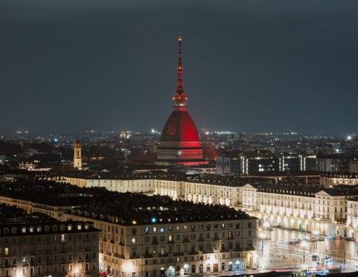 mole illuminata con caratteri cinesi