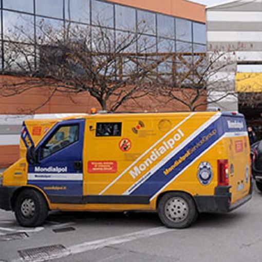 Tenta di rapinare portavalori di fronte a una banca, ma è costretto alla fuga