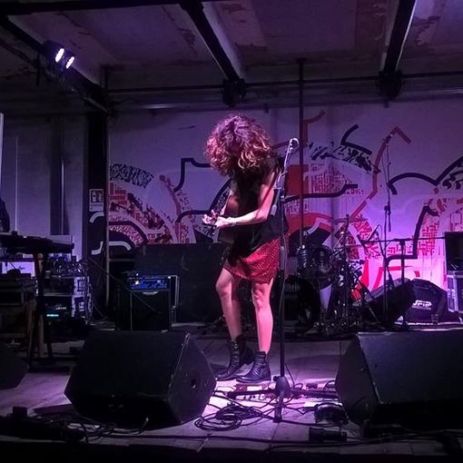 Monica P, il suo mondo e l’importanza dell’essere se stessi nel nuovo album “Rosso che non vedi”