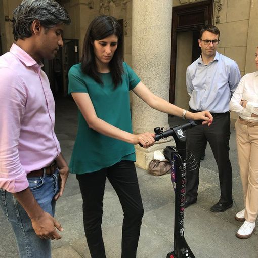 Da oggi via libera ai monopattini elettrici sulle ciclabili e zone 30 di Torino: il Comune vuole la velocità ridotta anche nella Ztl