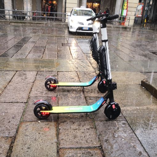 Monopattini elettrici, Rosso-Maccanti-Rotelli: “Risoluzione unitaria recepisce la nostra richiesta di sicurezza nelle strade”