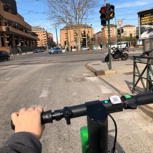 Monopattini, contro la malasosta a Torino 1.250 parcheggi: &quot;Bene, ma servono archetti per mezzi privati&quot;